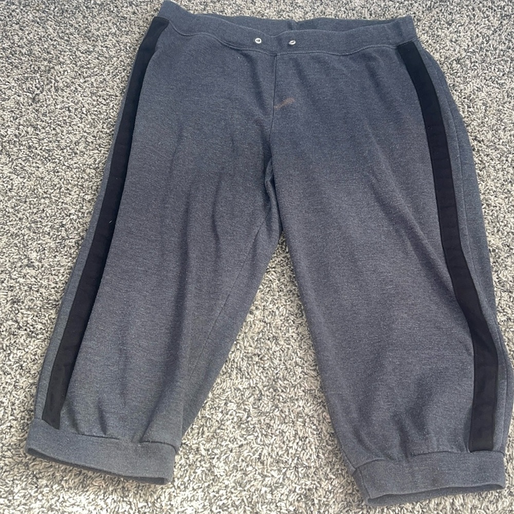 womens Grey capri sweat pants size Large SEE FLAWS